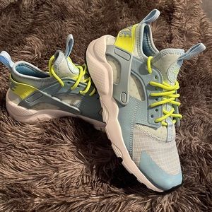 Nike Size 4 Grade school Women size 6